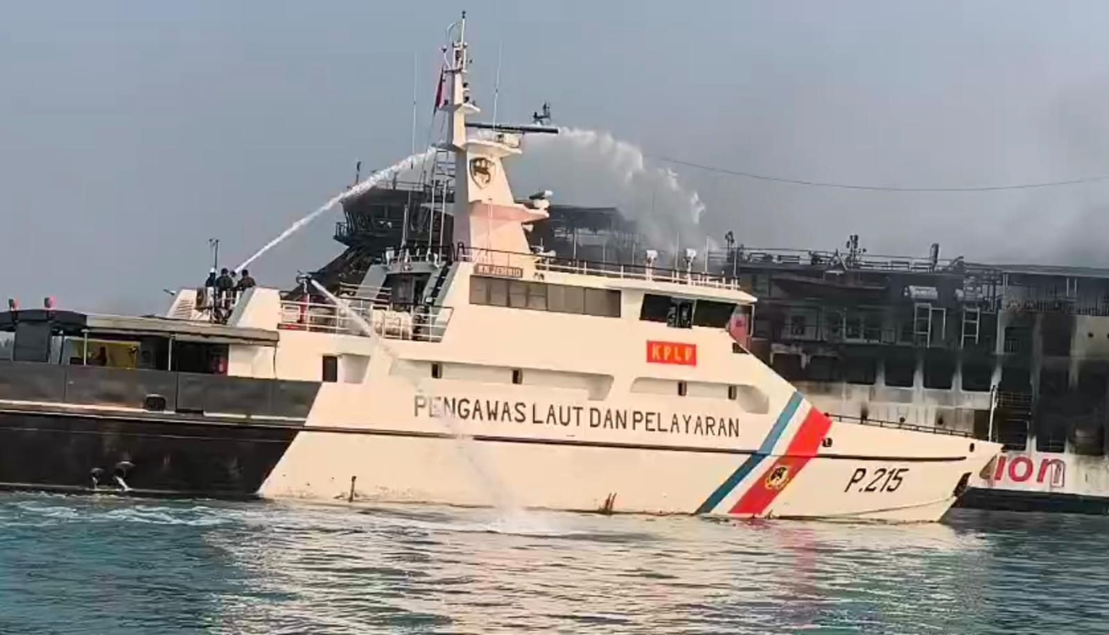 Pemadaman KMP Batumandi Tuntas, Kemenhub Kerahkan KN Trisula P.111 untuk Pendinginan